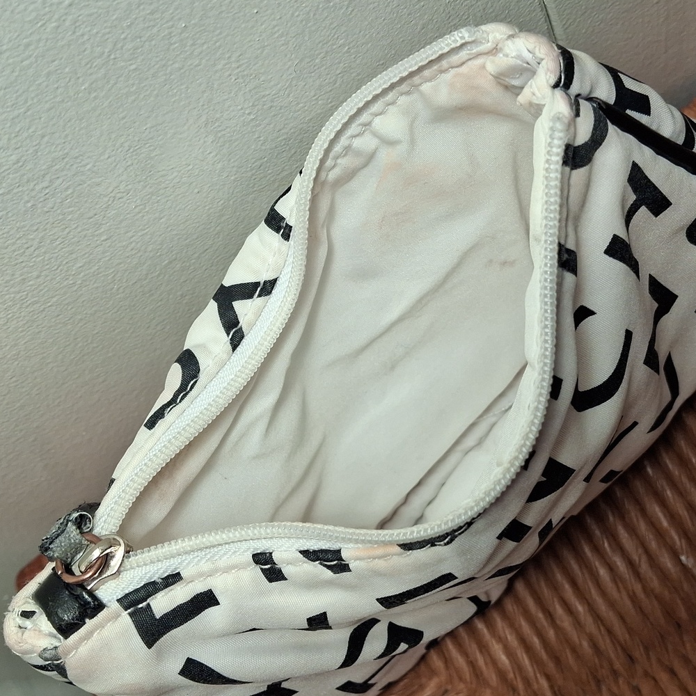 GIVENCHY cosmetic case. - Picture 6 of 8